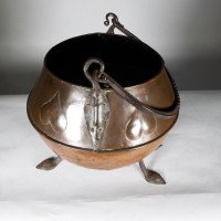 An Arts & Crafts Copper Coal Bucket with Stylized Heart Decoration - Thumbnail 10