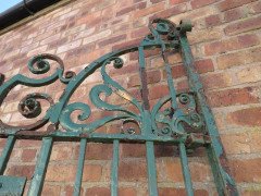 An Exceptional Period Pair of Arts & Crafts Hand-hammered & Wrought Iron Gates - Thumbnail 4