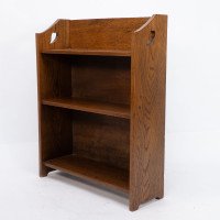Liberty & Co attri. A little Arts & Crafts oak bookcase with heart cut-outs - Thumbnail 3
