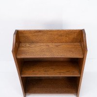 Liberty & Co attri. A little Arts & Crafts oak bookcase with heart cut-outs - Thumbnail 8