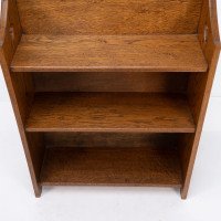 Liberty & Co attri. A little Arts & Crafts oak bookcase with heart cut-outs - Thumbnail 9