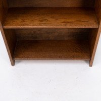 Liberty & Co attri. A little Arts & Crafts oak bookcase with heart cut-outs - Thumbnail 10
