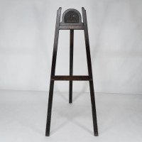 An Arts & Crafts folding oak easel with a carved butterfly flying from a flower - Thumbnail 2