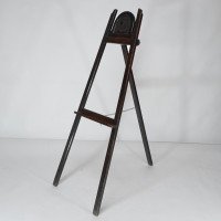 An Arts & Crafts folding oak easel with a carved butterfly flying from a flower - Thumbnail 3
