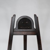 An Arts & Crafts folding oak easel with a carved butterfly flying from a flower - Thumbnail 7
