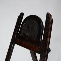 An Arts & Crafts folding oak easel with a carved butterfly flying from a flower - Thumbnail 9