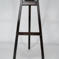 An Arts & Crafts folding oak easel with a carved butterfly flying from a flower - Thumbnail 11