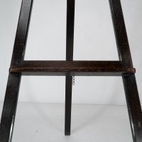 An Arts & Crafts folding oak easel with a carved butterfly flying from a flower - Thumbnail 13