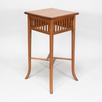 E. W. Godwin, attributed. An Anglo-Japanese Quarter Sawn Oak Side Table. The Top with a Double Molded Edge with Simple Slatted Decoration - Thumbnail 3