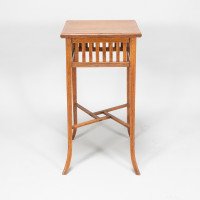 E. W. Godwin, attributed. An Anglo-Japanese Quarter Sawn Oak Side Table. The Top with a Double Molded Edge with Simple Slatted Decoration - Thumbnail 4