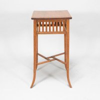 E. W. Godwin, attributed. An Anglo-Japanese Quarter Sawn Oak Side Table. The Top with a Double Molded Edge with Simple Slatted Decoration - Thumbnail 6