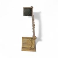 Arts and Crafts brass fender adorned with embossed floral decorations - Thumbnail 5