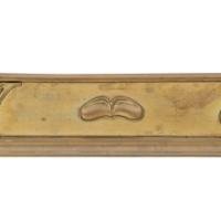 Arts and Crafts brass fender adorned with embossed floral decorations - Thumbnail 8