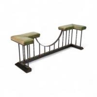 An Arts and Crafts club fender made of brass and cast iron, featuring green leather seats - Thumbnail 11