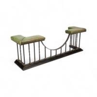 An Arts and Crafts club fender made of brass and cast iron, featuring green leather seats - Thumbnail 3