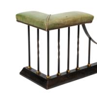 An Arts and Crafts club fender made of brass and cast iron, featuring green leather seats - Thumbnail 9