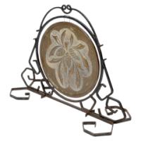 An Arts and Crafts wrought iron dinner gong with brass central plate decorated with wheatsheaf design - Thumbnail 2