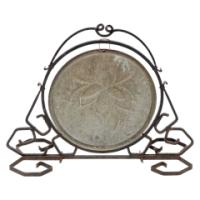 An Arts and Crafts wrought iron dinner gong with brass central plate decorated with wheatsheaf design - Thumbnail 6