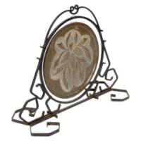 An Arts and Crafts wrought iron dinner gong with brass central plate decorated with wheatsheaf design - Thumbnail 9