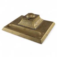 Magaret Gilmour School. An Arts & Crafts brass inkwell with a dome lid and Celtic interlacing - Thumbnail 1