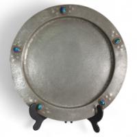 Liberty and Co (attributed). An Arts & Crafts hand hammered pewter plate with five blue enamel jewels - Thumbnail 1