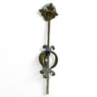 A good Vaseline pendant with brass ceiling rose and a stylised floral mount to the centre of the wire. - Thumbnail 1