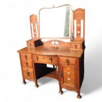Shapland and Petter. An Arts and Crafts oak dressing table - Thumbnail 1