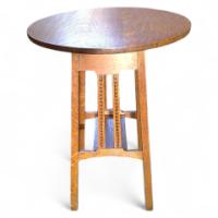 Waring & Gillow. A good quality Arts and Crafts oak side table - Thumbnail 1