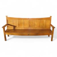 A well designed good quality Arts and Crafts oak settle - Thumbnail 1