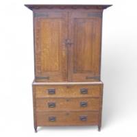 Ambrose Heal for Heals of London. A superb quality Arts and Crafts 1/4 sawn oak linen press - Thumbnail 1