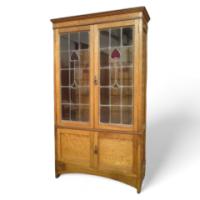 An Arts and Crafts oak bookcase - Thumbnail 1