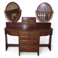 Arthur Simpson. An unusual Arts and Crafts oak dressing tables - Thumbnail 1