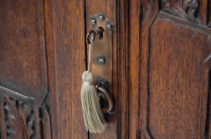 Arts and Crafts Oak Wall Cabinet with Carved Floral Decoration - Thumbnail 5