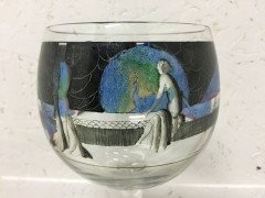 Vedar. A wine glass with hand painted enamelling of a naked lady amongst Peacocks - Thumbnail 3