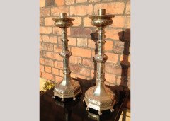 An impressive pair of tall Arts and Crafts silver plated candle stick - Thumbnail 3
