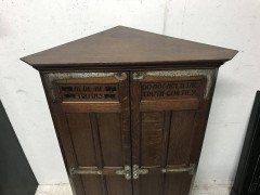 Liberty and Co (attributed). An Arts Crafts oak corner cupboard - Thumbnail 2