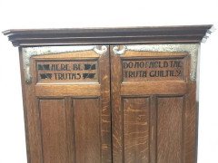 Liberty and Co (attributed). An Arts Crafts oak corner cupboard - Thumbnail 3