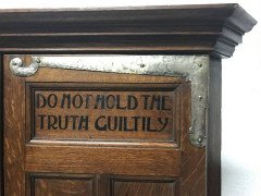Liberty and Co (attributed). An Arts Crafts oak corner cupboard - Thumbnail 4