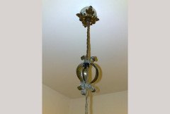 A good Vaseline pendant with brass ceiling rose and a stylised floral mount to the centre of the wire. - Thumbnail 1
