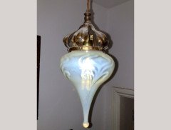 A good Vaseline pendant with brass ceiling rose and a stylised floral mount to the centre of the wire. - Thumbnail 3