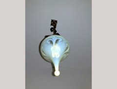 A good Vaseline pendant with brass ceiling rose and a stylised floral mount to the centre of the wire. - Thumbnail 4