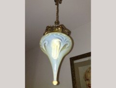 A good Vaseline pendant with brass ceiling rose and a stylised floral mount to the centre of the wire. - Thumbnail 5