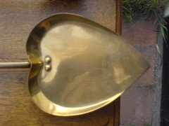 C F A Voysey for Thomas Elsley. An heart-shaped coal shovel and a matching tongs - Thumbnail 3