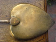 C F A Voysey for Thomas Elsley. An heart-shaped coal shovel and a matching tongs - Thumbnail 4