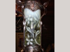 An Arts and Crafts silver plated lantern with floral Vaseline shade. - Thumbnail 6