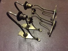 A set of four Arts and Crafts elegantly curved brass wall lights. - Thumbnail 1