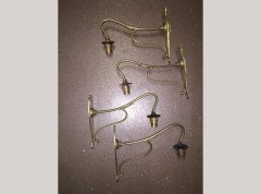 A set of four Arts and Crafts elegantly curved brass wall lights. - Thumbnail 3