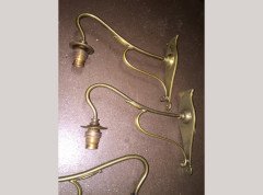 A set of four Arts and Crafts elegantly curved brass wall lights. - Thumbnail 4