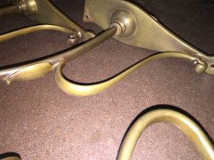 A set of four Arts and Crafts elegantly curved brass wall lights. - Thumbnail 5