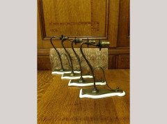 A set of four Arts and Crafts elegantly curved brass wall lights. - Thumbnail 6